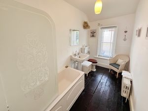 Bedroom 5 en suite- click for photo gallery